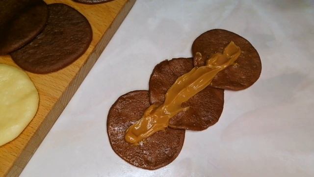 ВОСХИТИТЕЛЬНЫЙ СДОБНЫЙ ПИРОГ со СГУЩЕНКОЙ! ОЧЕНЬ ВКУСНЫЙ и КРАСИВЫЙ! смотреть онлайн