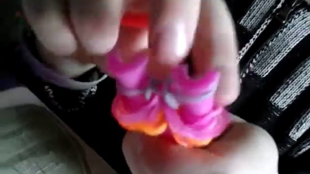 Поделка из резинок(простой красивый брелок)!!!!!! смотреть онлайн