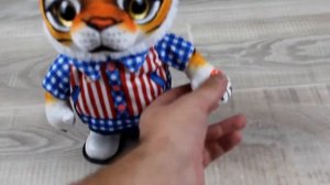Музыкальная игрушка поющий тигр в красно-синей рубашке, символ 2022 года