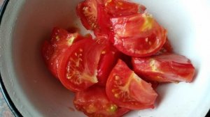 Летний салат с помидором, огурцом и яблочным уксусом