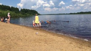 Купание детишек в речке