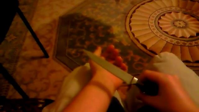 Вскрываю себе вены
