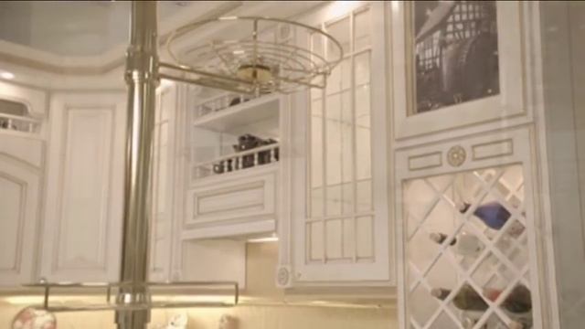 Белая кухня Афина Де Оро или кухня из массива Афина Оро отделка патина золото смотреть онлайн