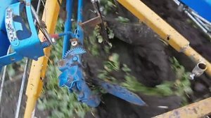 Пашем мотоблоком ZUBR JR-Q12E двумя корпусами сидя на одноколёсном адапторе.