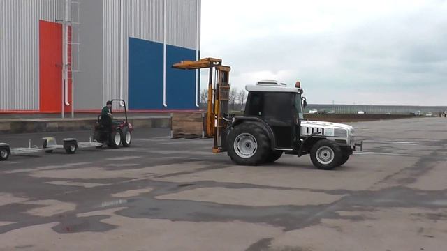 Уборочная техника для сада. Навесной вилочный погрузчик.