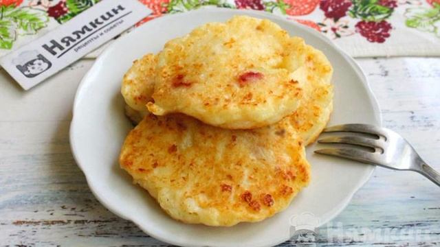 Творожные оладьи с персиками на сковороде