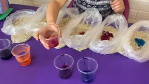 Амелька красит рис . Разноцветный рис  для  сенсорной коробки