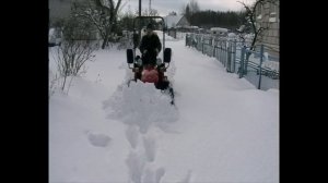 Уборка снега минитрактором МТЗ 152 с отвалом после мощного снегопада