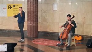Красивую музыку на скрипке и виолончели исполнили музыканты в метро