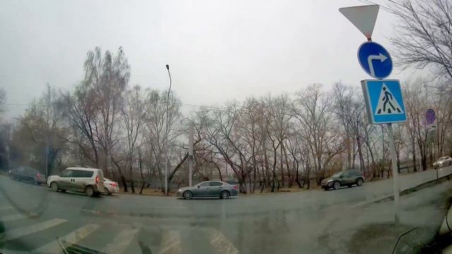 Движение на автомобиле по Тюмени до отеля Ремезов через АЗС смотреть онлайн