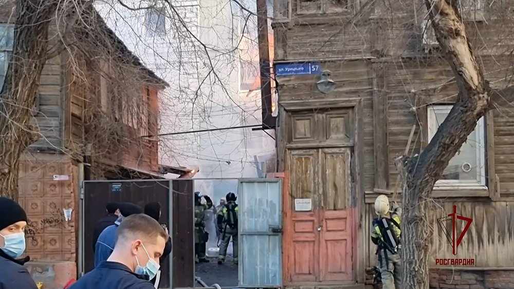 Сотрудники Росгвардии спасли людей из горящего дома в Астрахани / События на ТВЦ