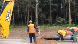 Экскаватор погрузчик JCB 5CX бурит отверстия под опоры дорожного освещения. Калуга