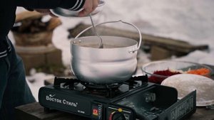Деревенская еда , борщ на природе, от которой у всех текут слюни.