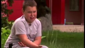 пацан заныл из-за шоколадки