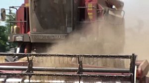 Работа в поле на комбайне