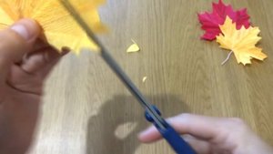 КЛЕНОВЫЙ ЛИСТ ИЗ ГОФРИРОВАННОЙ БУМАГИ.