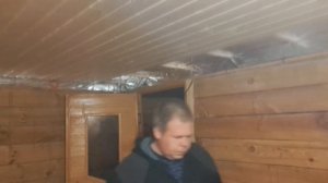 обшиваю потолок вагонкой в предбаннике