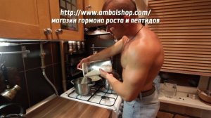 Максим Тесак разбирает куриный конструктор