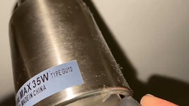 Getting a track light bulb out GU10 bulb trick! смотреть онлайн