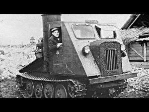 Сборка трактора ТДТ-40М на конвейере Онежского тракторного завода.