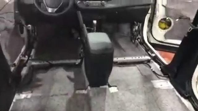 Шумоизоляци пола позволит избавится от негативных шумов, как шум дороги, шум от трансмисии