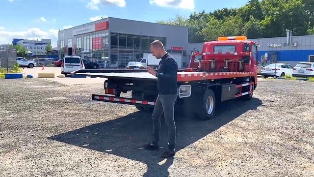 ЯРКИЙ ЭВАКУАТОР с ломающейся платформой на шасси ISUZU NQR90 / Эвакуатор по импорту