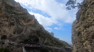 Самая экстремальная экскурсия в Дагестане . Нохъо-(Пещера) с подвесным мостом через реку Сулак.