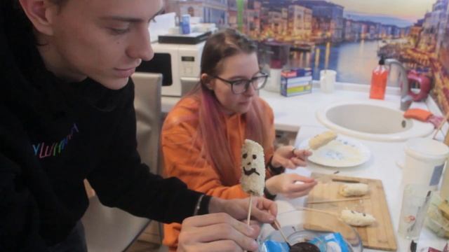 ГОТОВИМ ВКУСНЯШКИ НА ХЭЛЛОУИН ВМЕСТЕ С ДРУГОМ смотреть онлайн