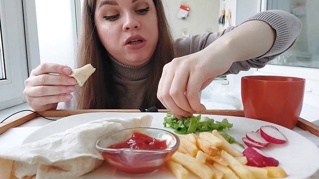 Мукбанг сэндвич-роллы, шаурма, картошка и фри #мукбанг #фудблогер