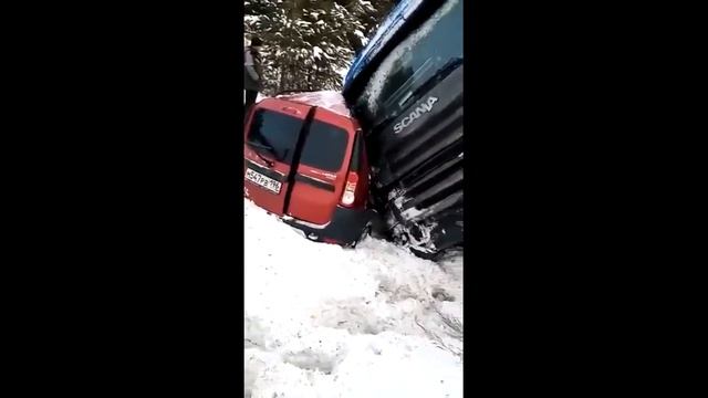 Грузовик раздавил "Ладу" с водителем под Первоуральском смотреть онлайн