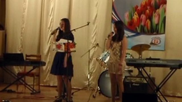 Песня посвященная маме. Исполняют Алёна Ваганова и Диана Костарева смотреть онлайн