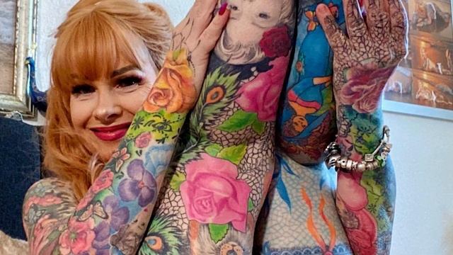 55-летняя женщина покрыла всё тело цветными татуировками. На это она потратила все свои сбережения.