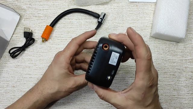 Автомобильный портативный насос для подкачки шин на встроенном АКБ. смотреть онлайн