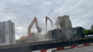 Экскаватор ломает дом