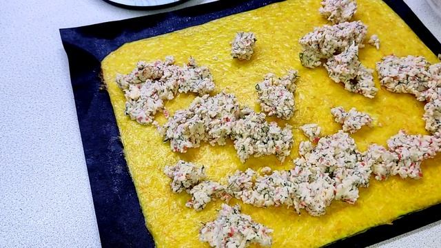 Закусочный рулет с крабовыми палочками...