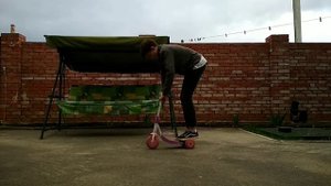 ДЕЛАЮ КРУТЫЕ ТРЮКИ НА ДЕТСКОМ РОЗОВОМ САМОКАТЕ