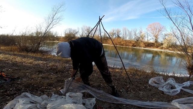 БАНЯ В ЛЕСУ ИЗ СТРЕЙЧ ПЛЕНКИ / БАНЯ ЗА 0 РУБЛЕЙ | ДЕЛАЮ ПЕЧКУ ИЗ КИРПИЧА смотреть онлайн