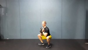 Гоблет приседания с гирей