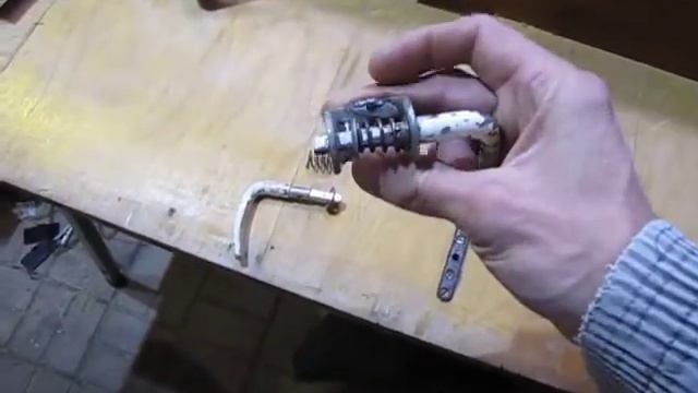 Пружинный фиксатор из мусора