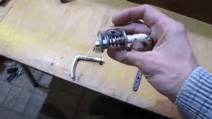 Пружинный фиксатор из мусора