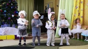 Плачущий мальчики зайчики. Утренник в детском саду зайчонок