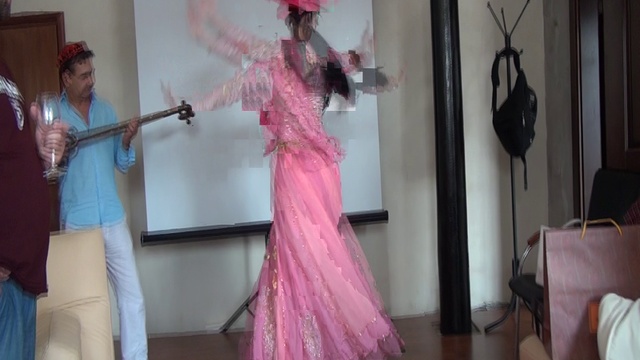 Кристина Сурганова исполняет узбекский народный танец