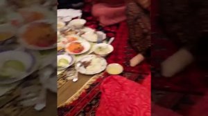 Turkmen gyzy gitarany özü yasan yaly çalya