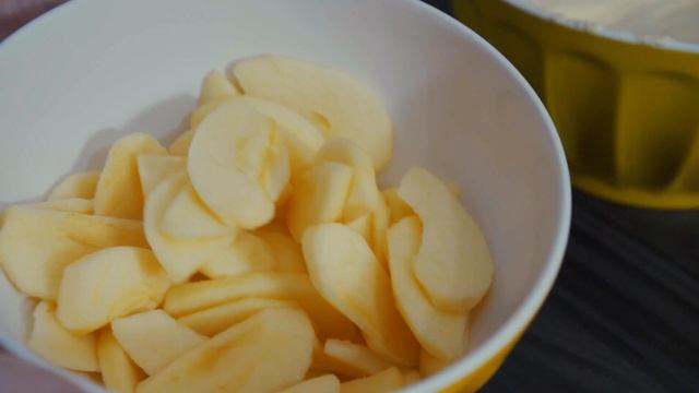 Шарлотка на рисовой муке, минимум ингредиентов,просто пальчики оближешь смотреть онлайн