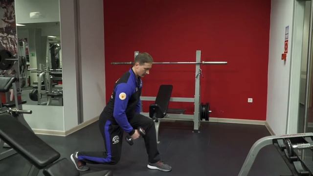 Выпады назад с гантелями смотреть онлайн