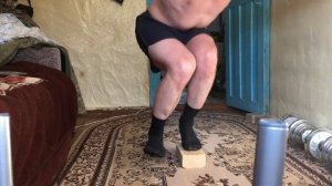 Приседание на одной ноге с прыжком и удержанием баланса!