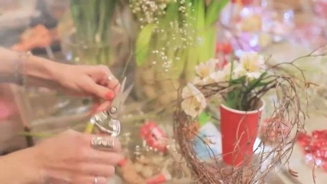Делаем весеннюю композицию: мастер-класс от флориста-декоратора