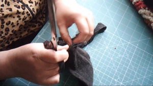 Нарезаем старые носки для вязания ковриков