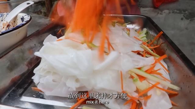 贵州特色凉拌粉，大姐拌一盘子去干活，饿了来两口真香【苗阿朵美食】 смотреть онлайн