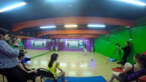 Новогодний танец. Мама и дочка Остроуховы Диана и Ольга.